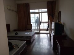 ��������ʥ��һ���ҿ�ס��������Ů��